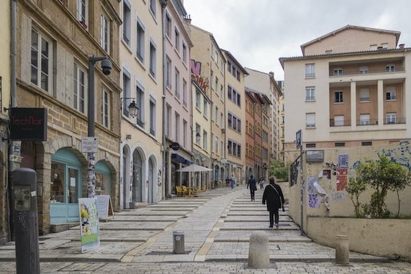 Quel est le prix moyen au mètre carré d'un bien immobilier dans le quartier de la Croix Rousse à Lyon ?